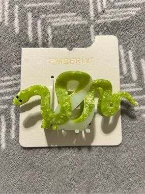 Emberly Green Snake Hair Claw